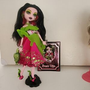 Monster High Scarily Ever After Snow Bite Draculaura Doll Mattel X4484